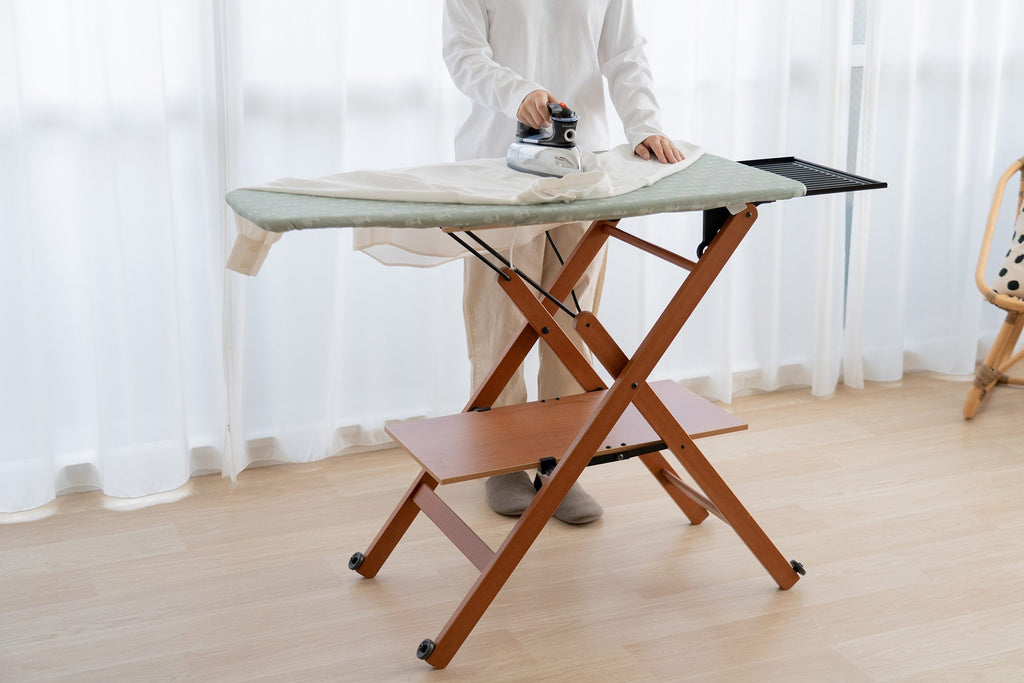 アイロンがけを「快適な時間」に変える：フォッパペドレッティの木製アイロン台
